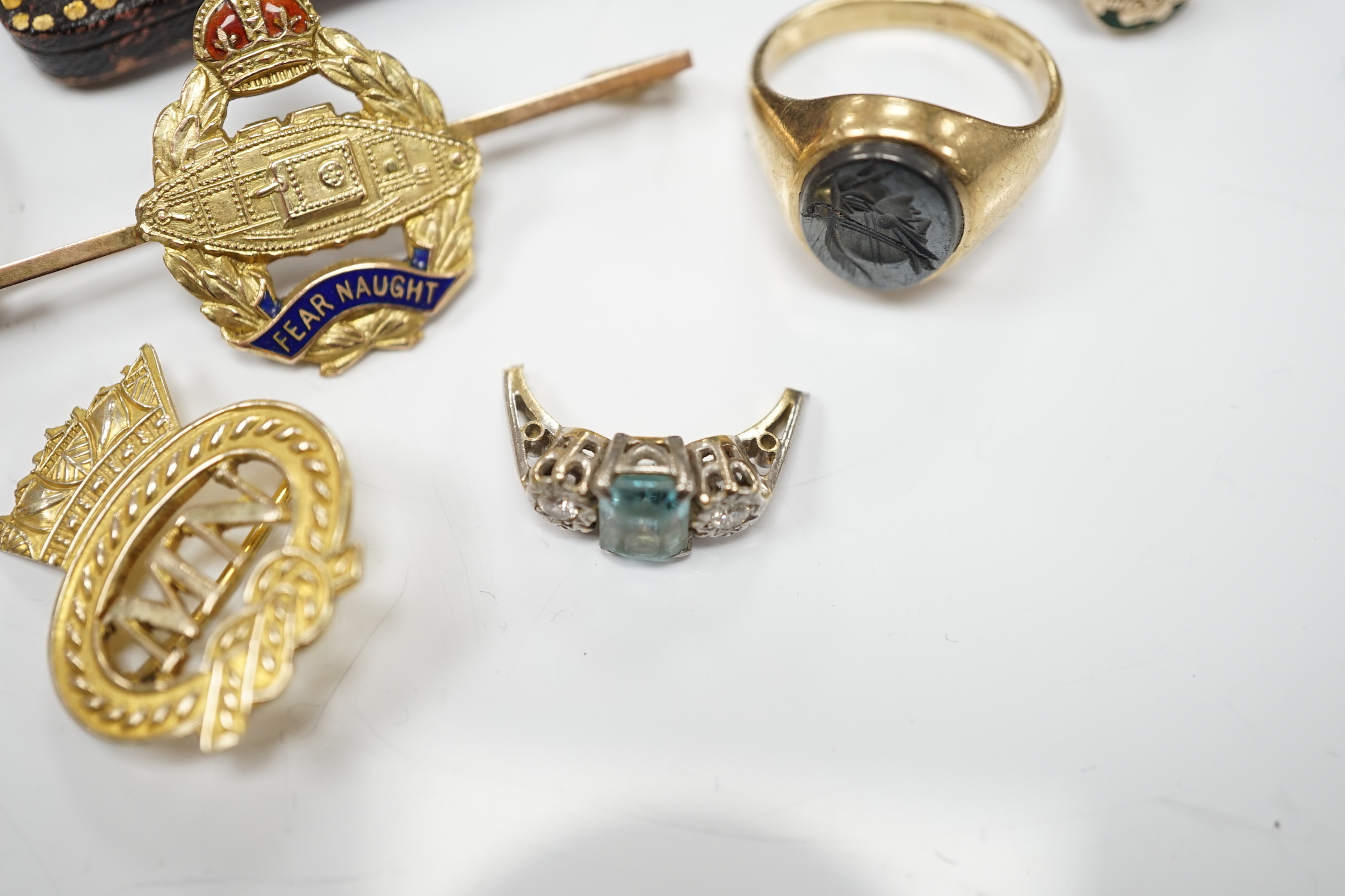 Sundry jewellery including 10k and enamel college ring, two 9ct brooches, stick pin etc.